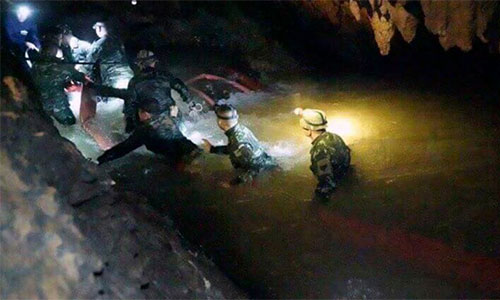 Se reanuda la operación de rescate de los niños atrapados en una cueva de Tailandia